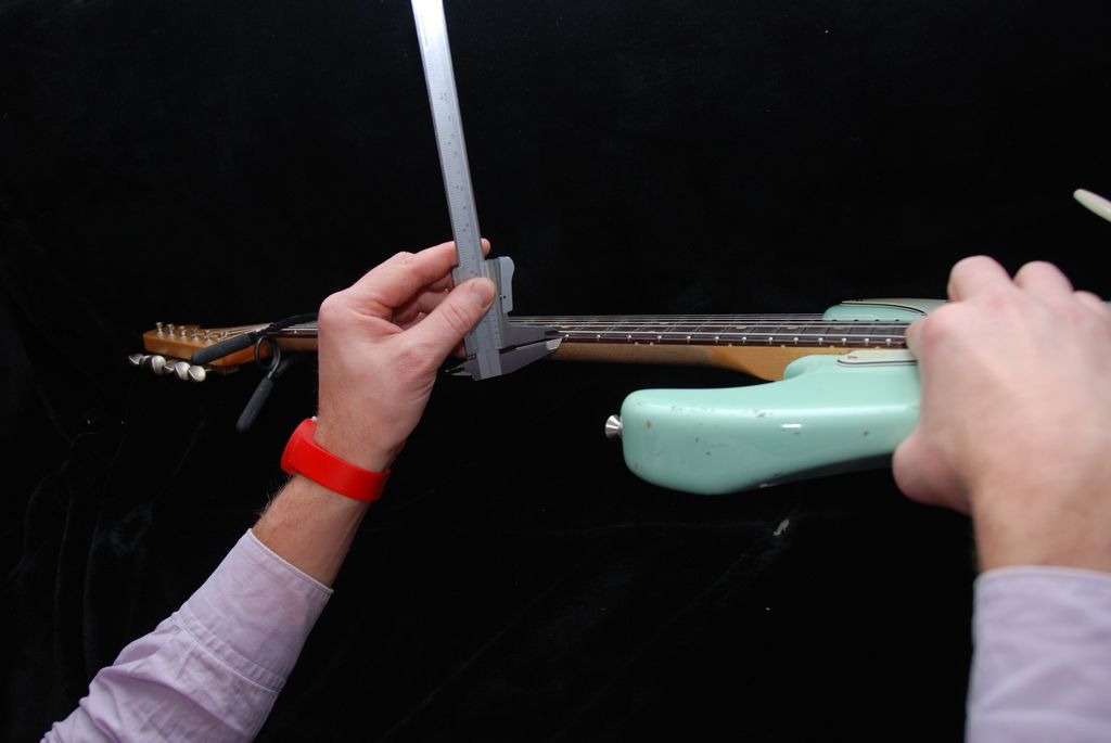 Setting How to adjust a guitar truss rod Truss-Rod at the heel of a Fende.....